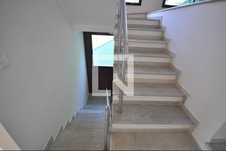 Casa para alugar com 600m², 4 quartos e 4 vagasEscada
