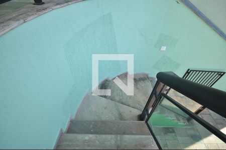 Casa para alugar com 600m², 4 quartos e 4 vagasEscada de acesso a piscina e a churrasqueira