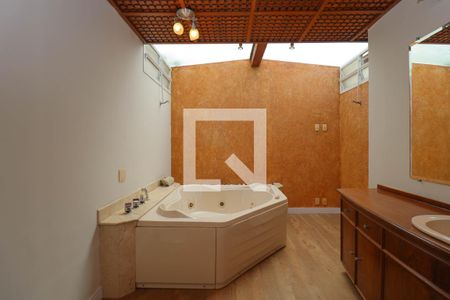 Casa para alugar com 355m², 6 quartos e 4 vagas Casa para alugar com 355m², 6 quartos e 4 vagasBanheiro da Suíte 1