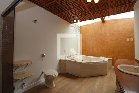 Casa para alugar com 355m², 6 quartos e 4 vagas Casa para alugar com 355m², 6 quartos e 4 vagasBanheiro da Suíte 1