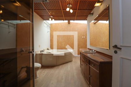 Casa para alugar com 355m², 6 quartos e 4 vagas Casa para alugar com 355m², 6 quartos e 4 vagasBanheiro da Suíte 1