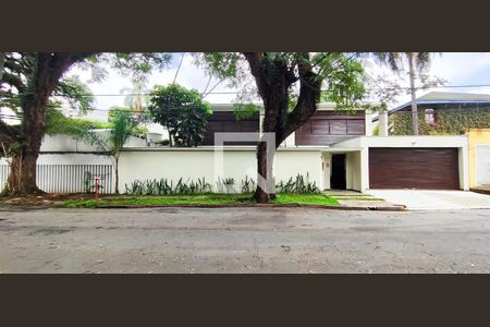 Casa para alugar com 355m², 6 quartos e 4 vagas Casa para alugar com 355m², 6 quartos e 4 vagasFachada
