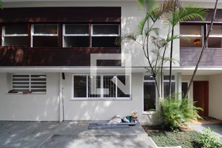 Casa para alugar com 355m², 6 quartos e 4 vagas Casa para alugar com 355m², 6 quartos e 4 vagasQuintal