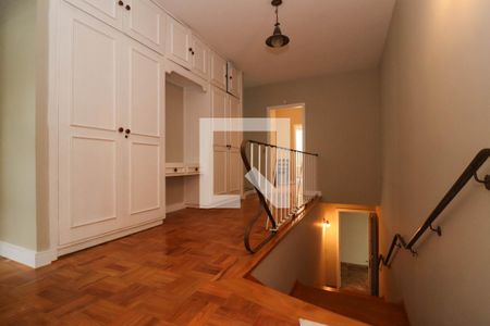 Escada de casa para alugar com 6 quartos, 355m² em Pinheiros, São Paulo