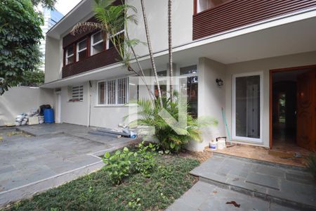Casa para alugar com 355m², 6 quartos e 4 vagas Casa para alugar com 355m², 6 quartos e 4 vagasQuintal