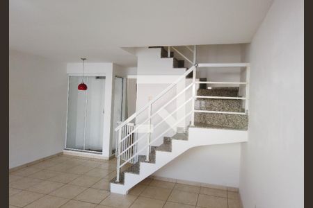 Sala de casa de condomínio para alugar com 4 quartos, 140m² em Jacarepaguá, Rio de Janeiro