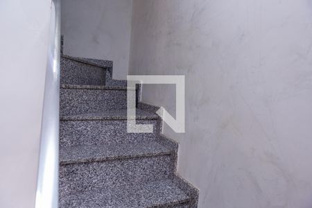 Casa à venda com 76m², 3 quartos e 2 vagas Casa à venda com 76m², 3 quartos e 2 vagasEscada