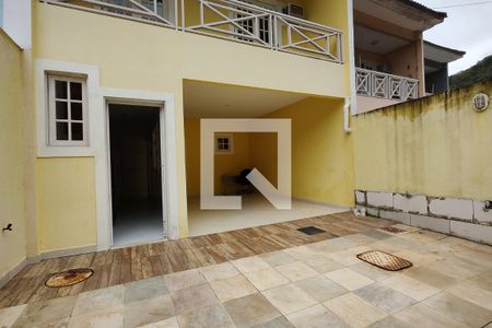 Casa de condomínio à venda com 250m², 4 quartos e 2 vagasFachada
