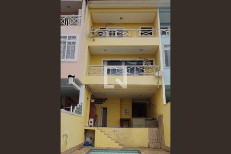 Casa de condomínio à venda com 250m², 4 quartos e 2 vagasFachada