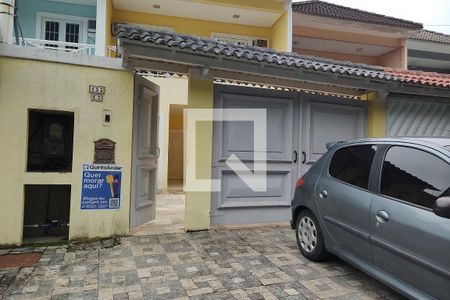 Casa de condomínio à venda com 250m², 4 quartos e 2 vagasFachada