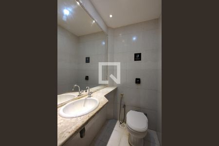 Casa de condomínio à venda com 250m², 4 quartos e 2 vagasLavabo