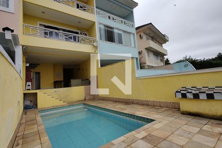 Casa de condomínio à venda com 250m², 4 quartos e 2 vagasPiscina