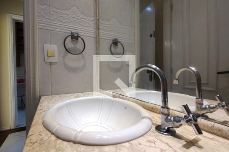 Casa de condomínio à venda com 250m², 4 quartos e 2 vagasLavabo