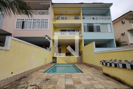 Casa de condomínio à venda com 250m², 4 quartos e 2 vagasQuintal
