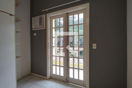 Casa de condomínio à venda com 250m², 4 quartos e 2 vagasQuarto 1 - Armários