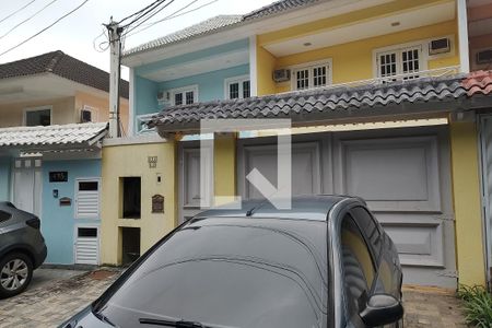 Casa de condomínio à venda com 250m², 4 quartos e 2 vagasFachada