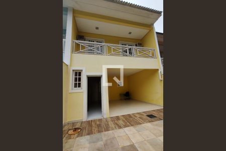 Casa de condomínio à venda com 250m², 4 quartos e 2 vagasFachada