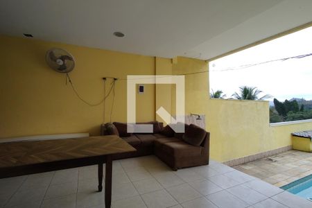 Casa de condomínio à venda com 250m², 4 quartos e 2 vagasQuintal