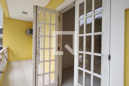Casa de condomínio à venda com 250m², 4 quartos e 2 vagasVaranda