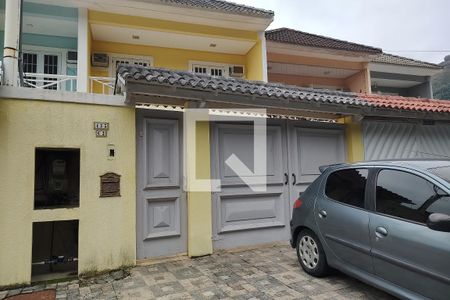 Casa de condomínio à venda com 250m², 4 quartos e 2 vagasFachada