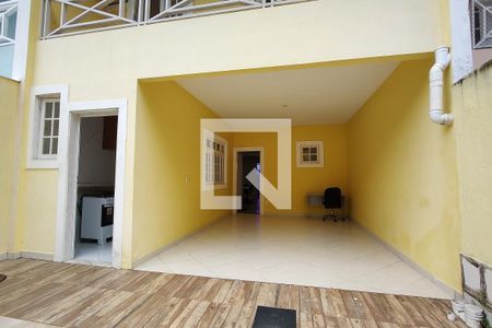 Casa de condomínio à venda com 250m², 4 quartos e 2 vagasFachada