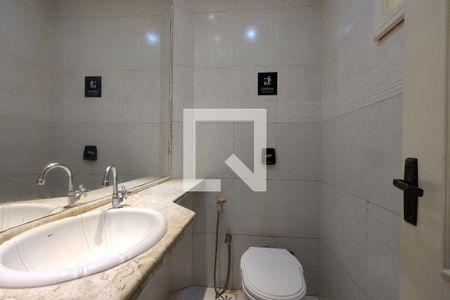 Casa de condomínio à venda com 250m², 4 quartos e 2 vagasLavabo