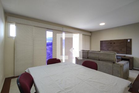 Casa de condomínio à venda com 250m², 4 quartos e 2 vagasSala