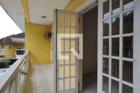 Casa de condomínio à venda com 250m², 4 quartos e 2 vagasVaranda