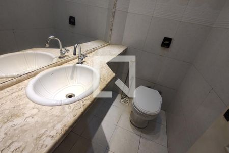 Casa de condomínio à venda com 250m², 4 quartos e 2 vagasLavabo