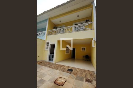 Casa de condomínio à venda com 250m², 4 quartos e 2 vagasFachada