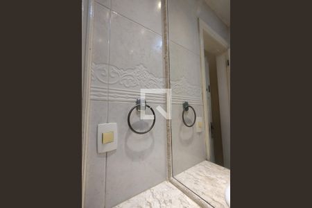 Casa de condomínio à venda com 250m², 4 quartos e 2 vagasLavabo