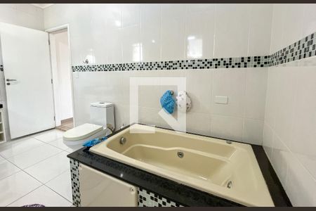 Casa à venda com 270m², 2 quartos e 3 vagasBanheiro da Suíte 2