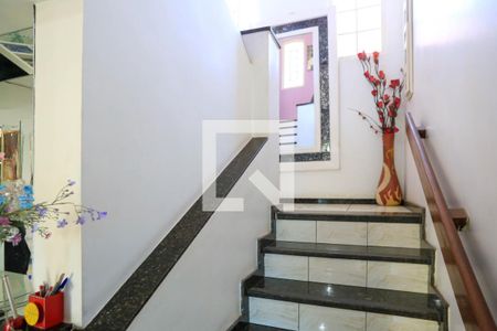 Casa à venda com 409m², 4 quartos e 4 vagas Casa à venda com 409m², 4 quartos e 4 vagasEscada