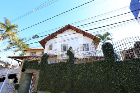 Casa à venda com 409m², 4 quartos e 4 vagas Casa à venda com 409m², 4 quartos e 4 vagasFachada