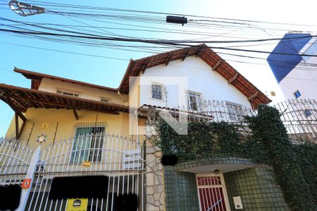 Casa à venda com 409m², 4 quartos e 4 vagas Casa à venda com 409m², 4 quartos e 4 vagasFachada