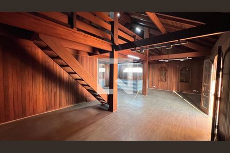 Casa para alugar com 929m², 4 quartos e 4 vagasSótão 