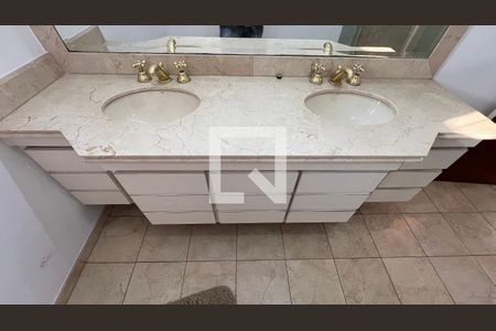 Casa para alugar com 929m², 4 quartos e 4 vagasBanheiro 1