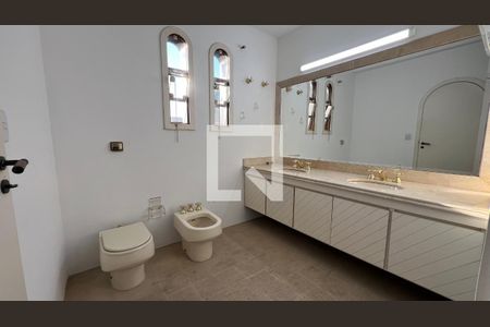 Casa para alugar com 929m², 4 quartos e 4 vagasBanheiro da Suíte 2