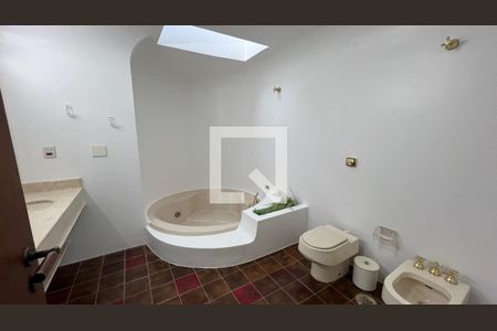 Casa para alugar com 929m², 4 quartos e 4 vagasBanheiro da Suíte 1