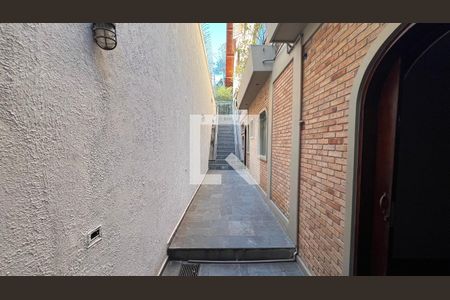 Casa para alugar com 929m², 4 quartos e 4 vagasCorredor lateral