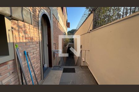 Casa para alugar com 929m², 4 quartos e 4 vagasCorredor lateral 