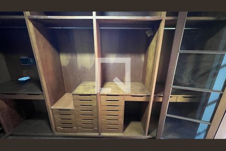 Casa para alugar com 929m², 4 quartos e 4 vagasCloset da suíte