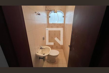 Casa para alugar com 929m², 4 quartos e 4 vagasBanheiro de serviço