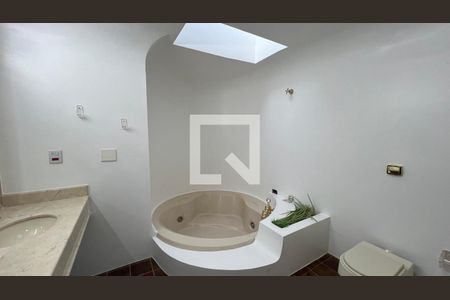 Casa para alugar com 929m², 4 quartos e 4 vagasBanheiro da Suíte 1