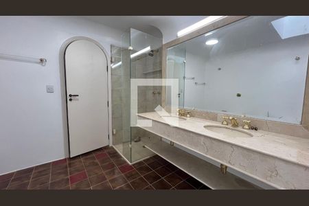 Casa para alugar com 929m², 4 quartos e 4 vagasBanheiro da Suíte 1