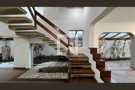 Casa para alugar com 929m², 4 quartos e 4 vagasEscada