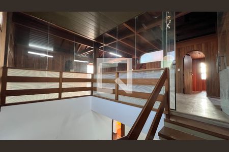 Casa para alugar com 929m², 4 quartos e 4 vagasEscada