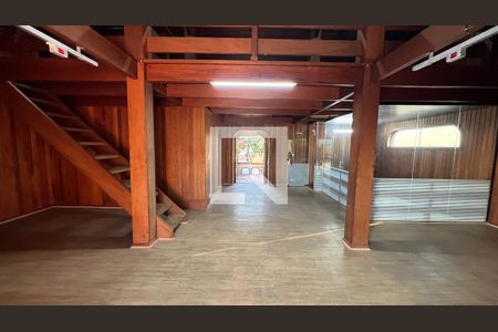 Casa para alugar com 929m², 4 quartos e 4 vagasSótão 