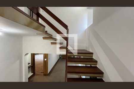 Casa para alugar com 929m², 4 quartos e 4 vagasEscada