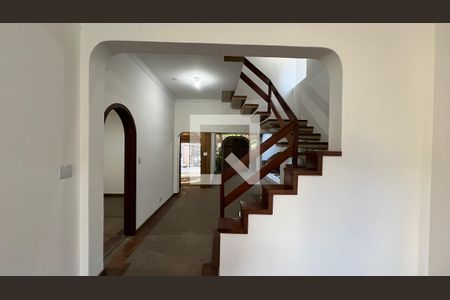 Casa para alugar com 929m², 4 quartos e 4 vagasEscada